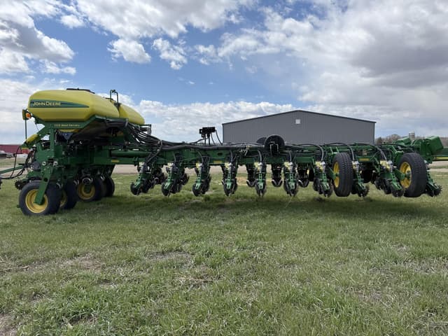 Image of John Deere 1770NT equipment image 3