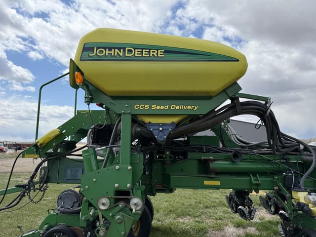 Image of John Deere 1770NT equipment image 4