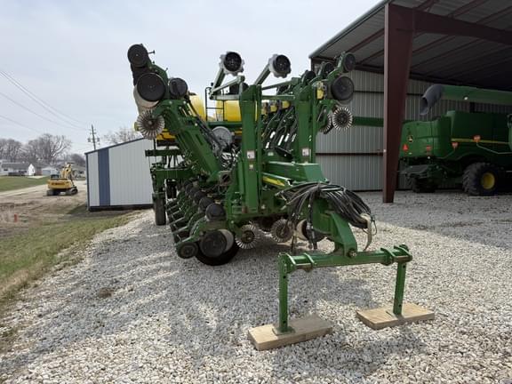 Image of John Deere 1790 equipment image 1