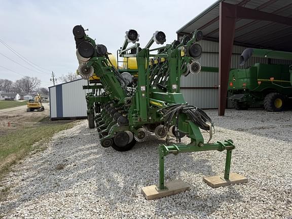 Image of John Deere 1790 equipment image 1