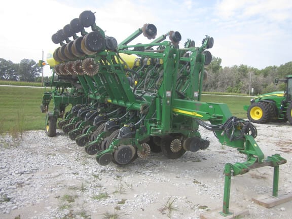 2010 John Deere 1790 Equipment Image0