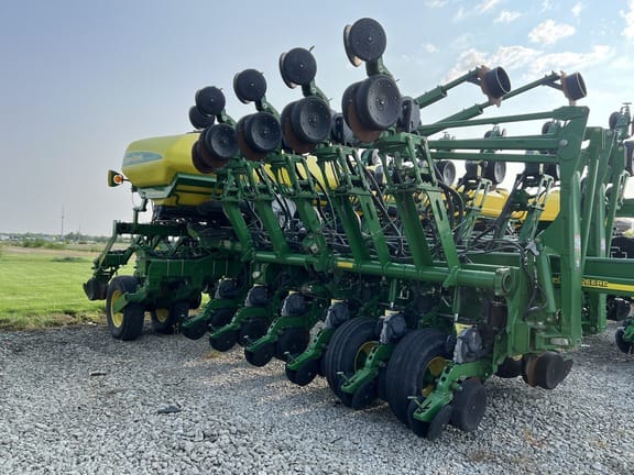 2010 John Deere 1790 Equipment Image0