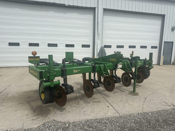 2010 John Deere 2100 Equipment Image0