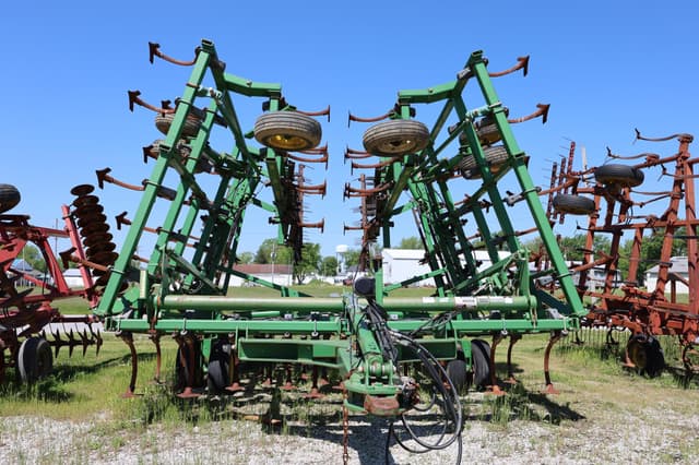 Image of John Deere 2210 equipment image 1