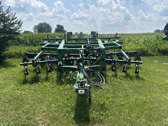 Image of John Deere 2700 equipment image 2