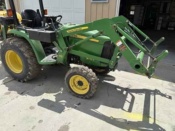 Image of John Deere 3038E equipment image 4