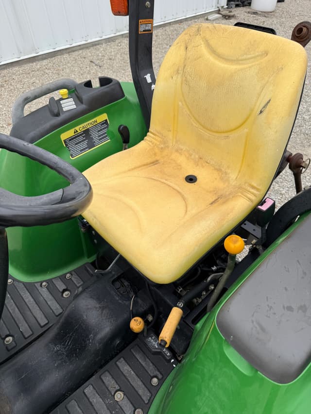 Image of John Deere 3038E equipment image 4