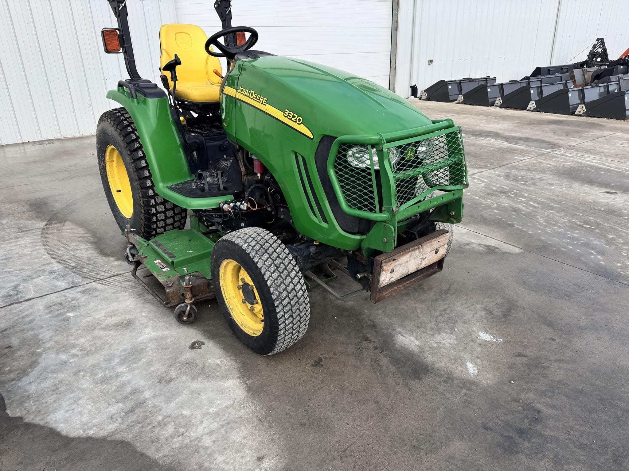 2010 John Deere 3320 Equipment Image0