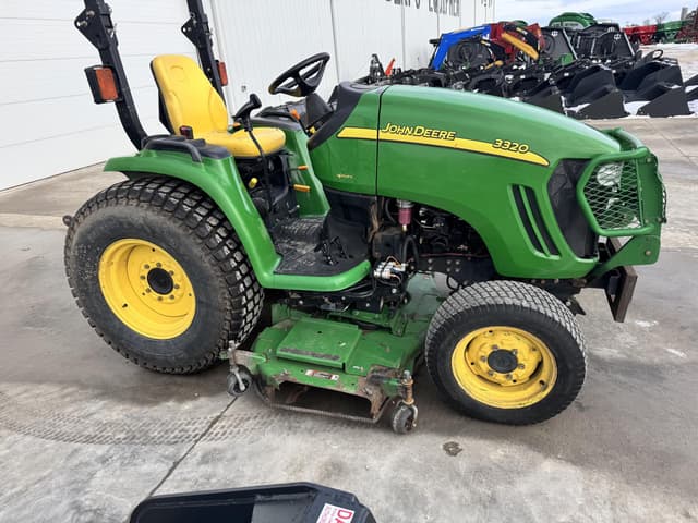 Image of John Deere 3320 equipment image 1