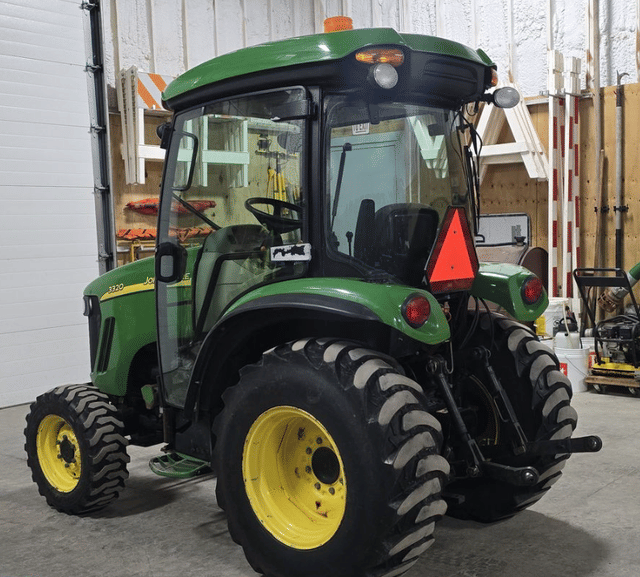 Image of John Deere 3320 equipment image 1