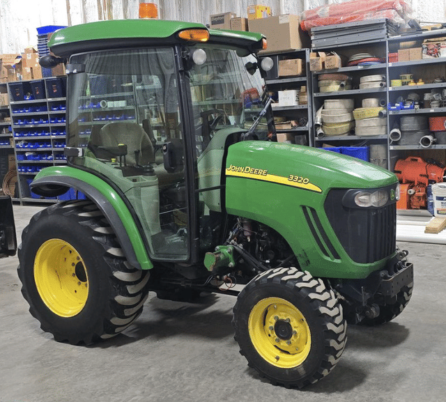 Image of John Deere 3320 equipment image 4