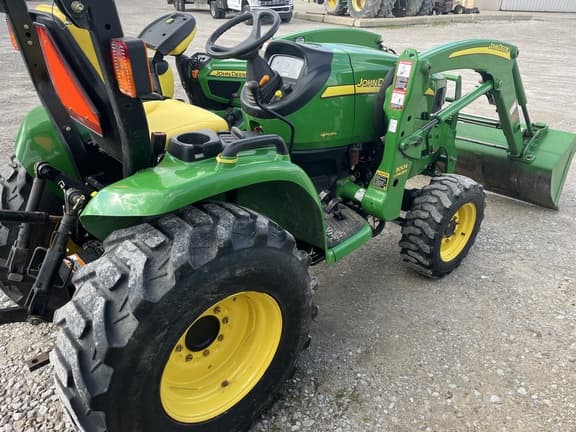 Image of John Deere 3320 equipment image 4