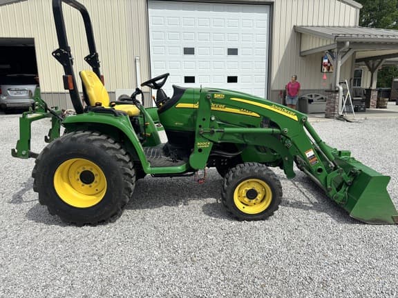 Image of John Deere 3320 equipment image 2