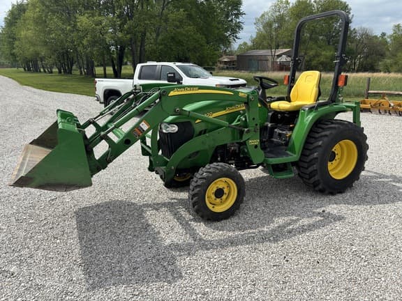 Image of John Deere 3320 equipment image 1