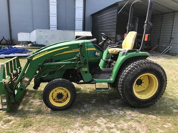 Image of John Deere 3320 equipment image 2