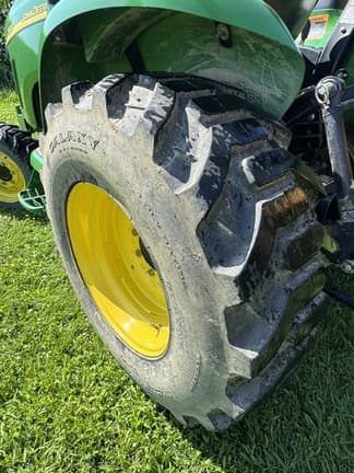Image of John Deere 3320 equipment image 1
