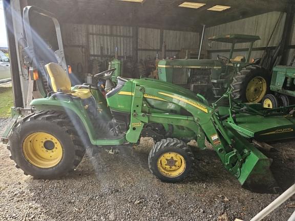Image of John Deere 3320 equipment image 4