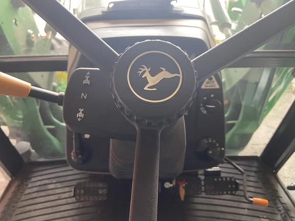 Image of John Deere 5065M equipment image 3