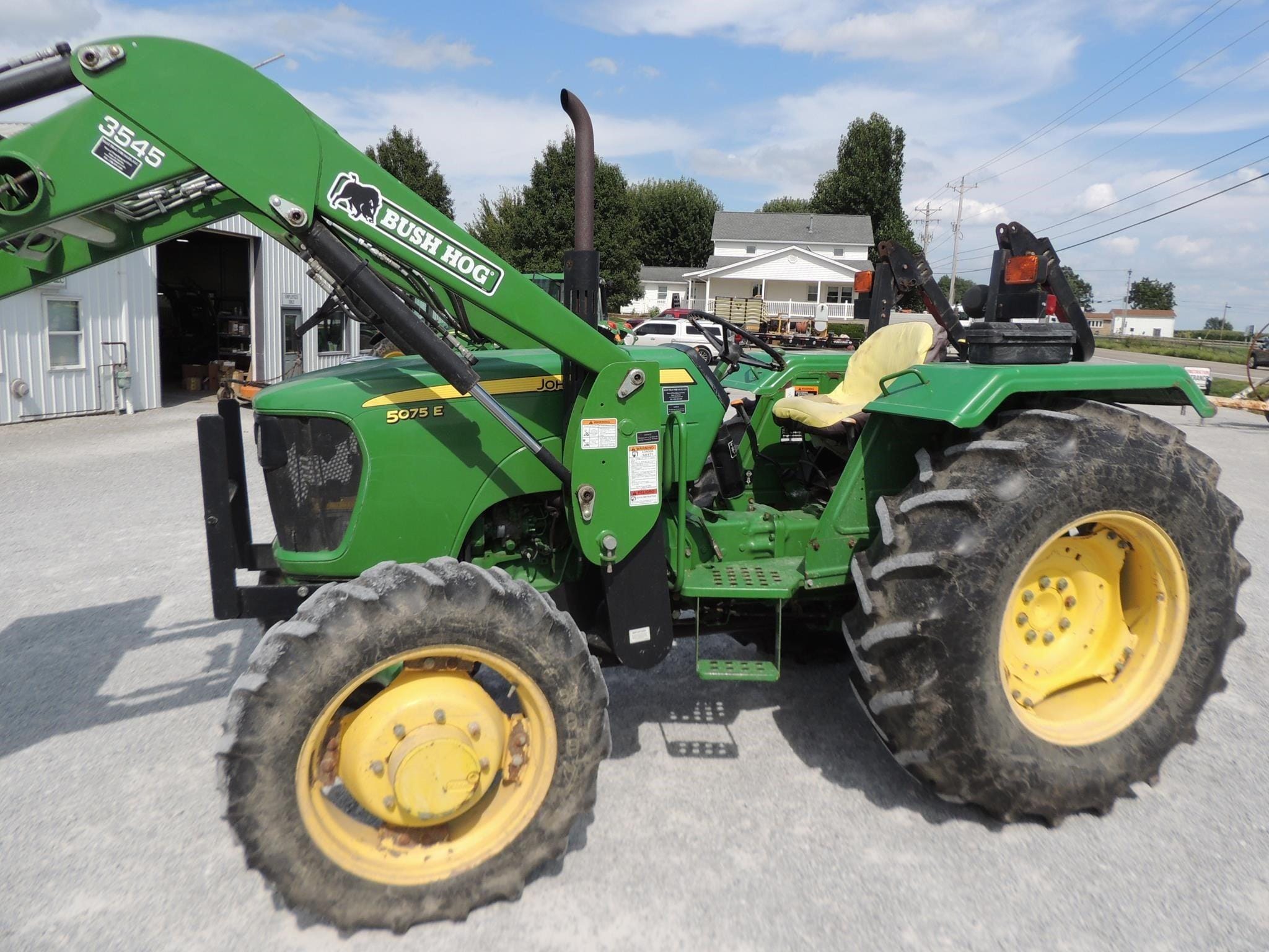 2010 John Deere 5075E Equipment Image0