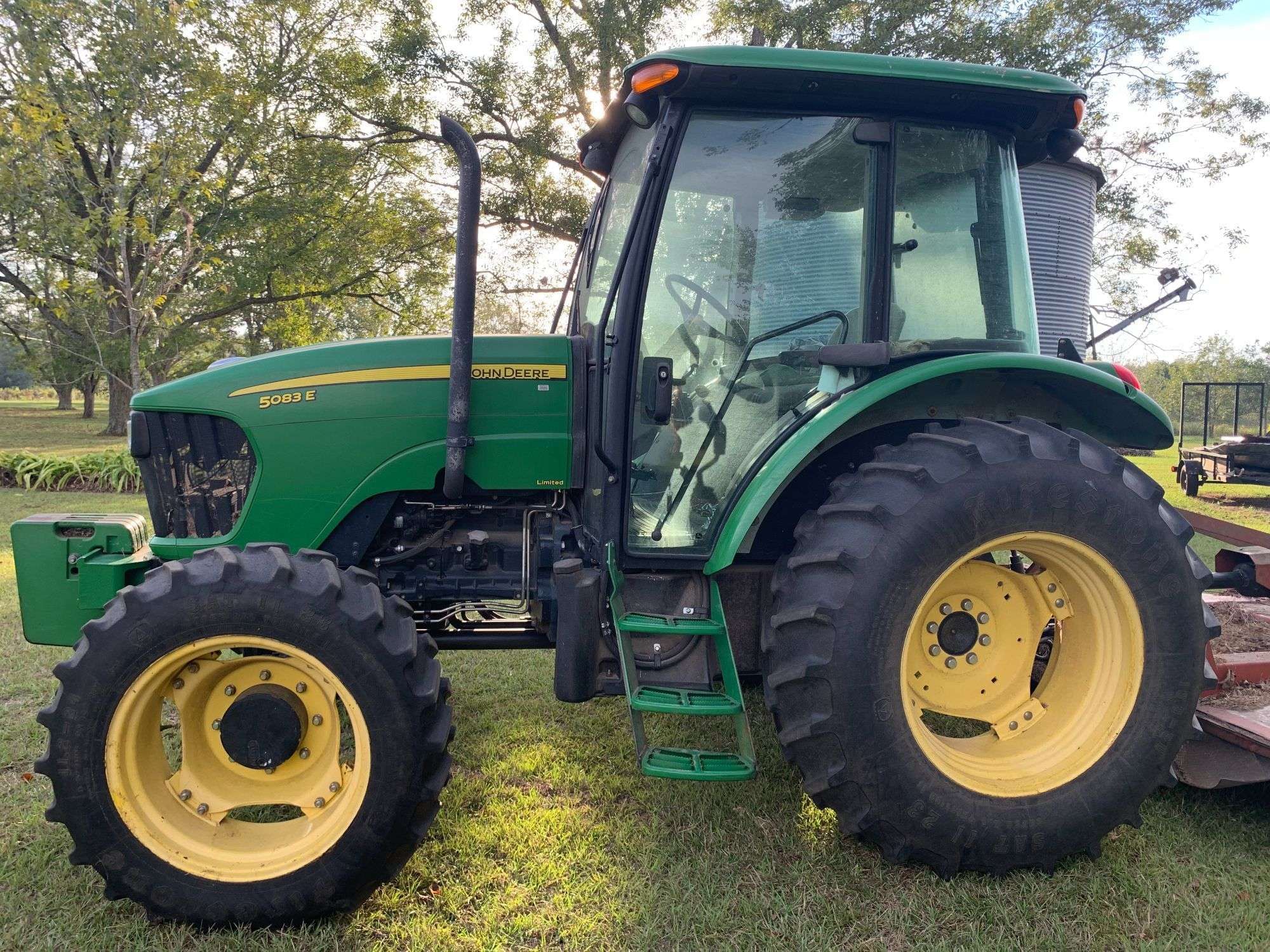 2010 John Deere 5083E Equipment Image0