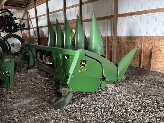 2010 John Deere 606C Equipment Image0