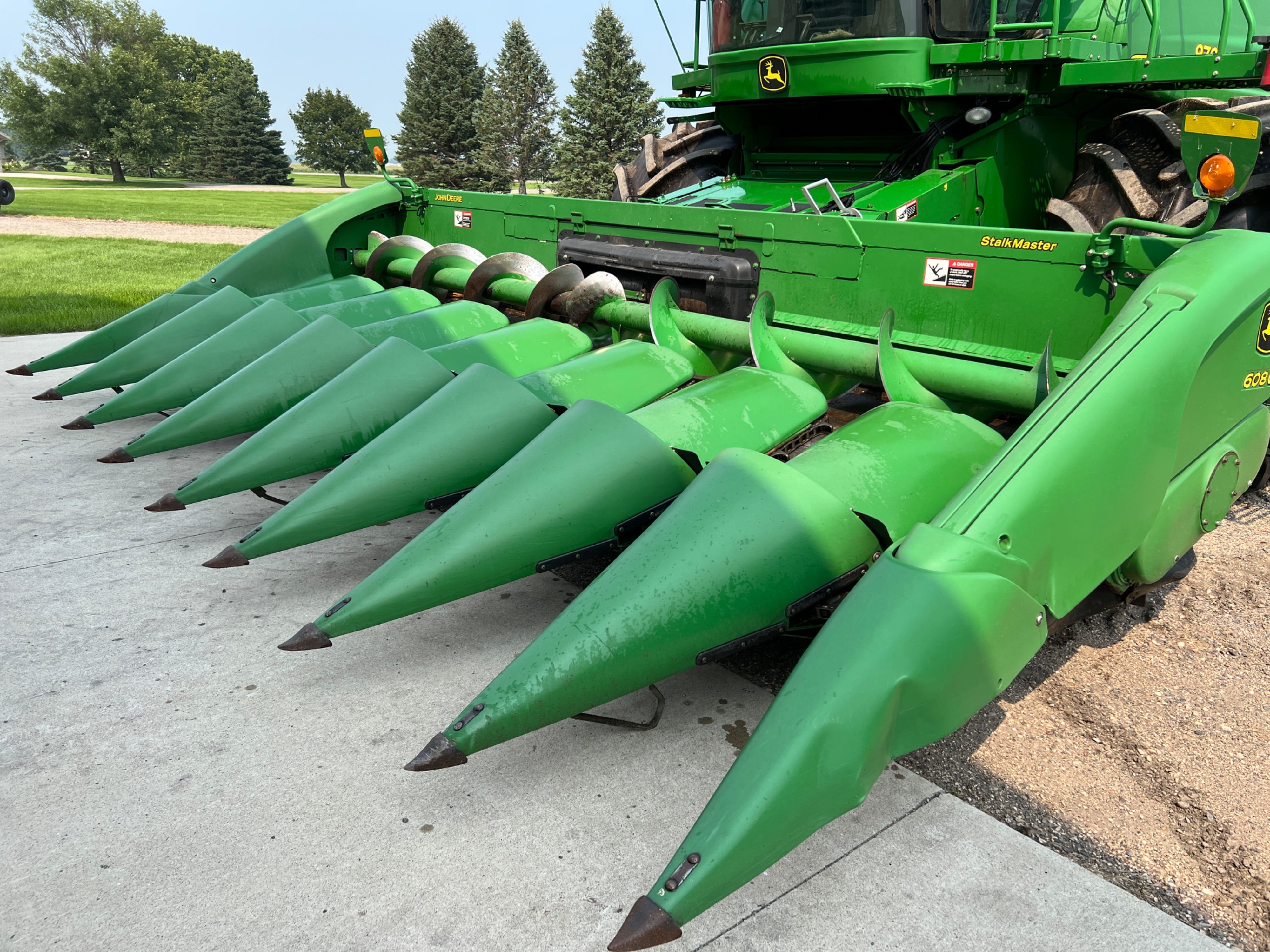 2010 John Deere 608C Equipment Image0