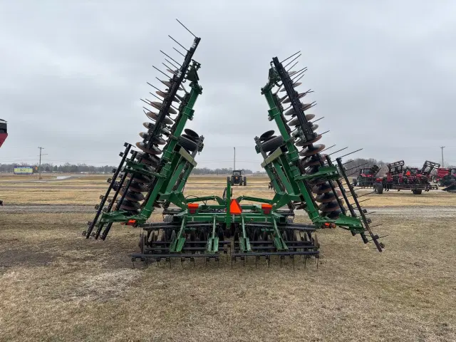 Image of John Deere 637 equipment image 2