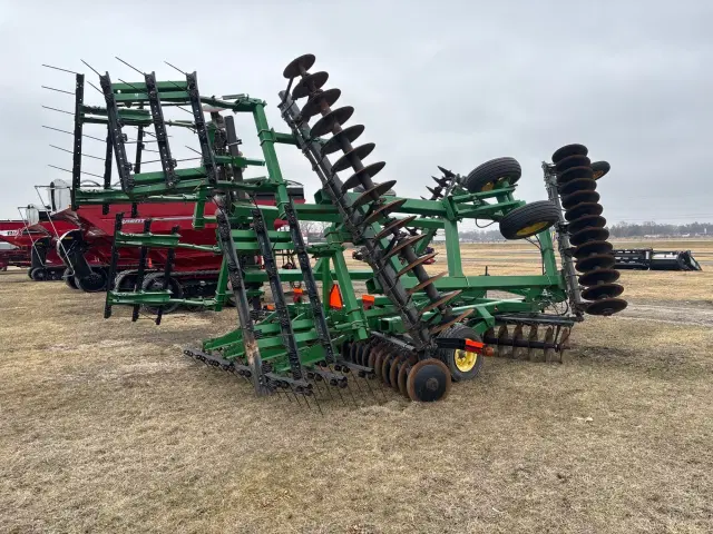 Image of John Deere 637 equipment image 1