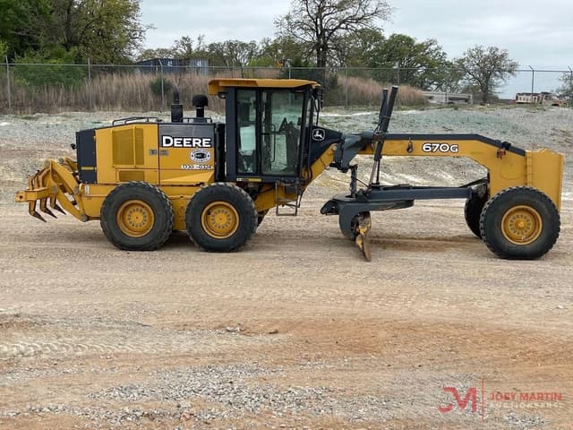 Image of John Deere 670G equipment image 1