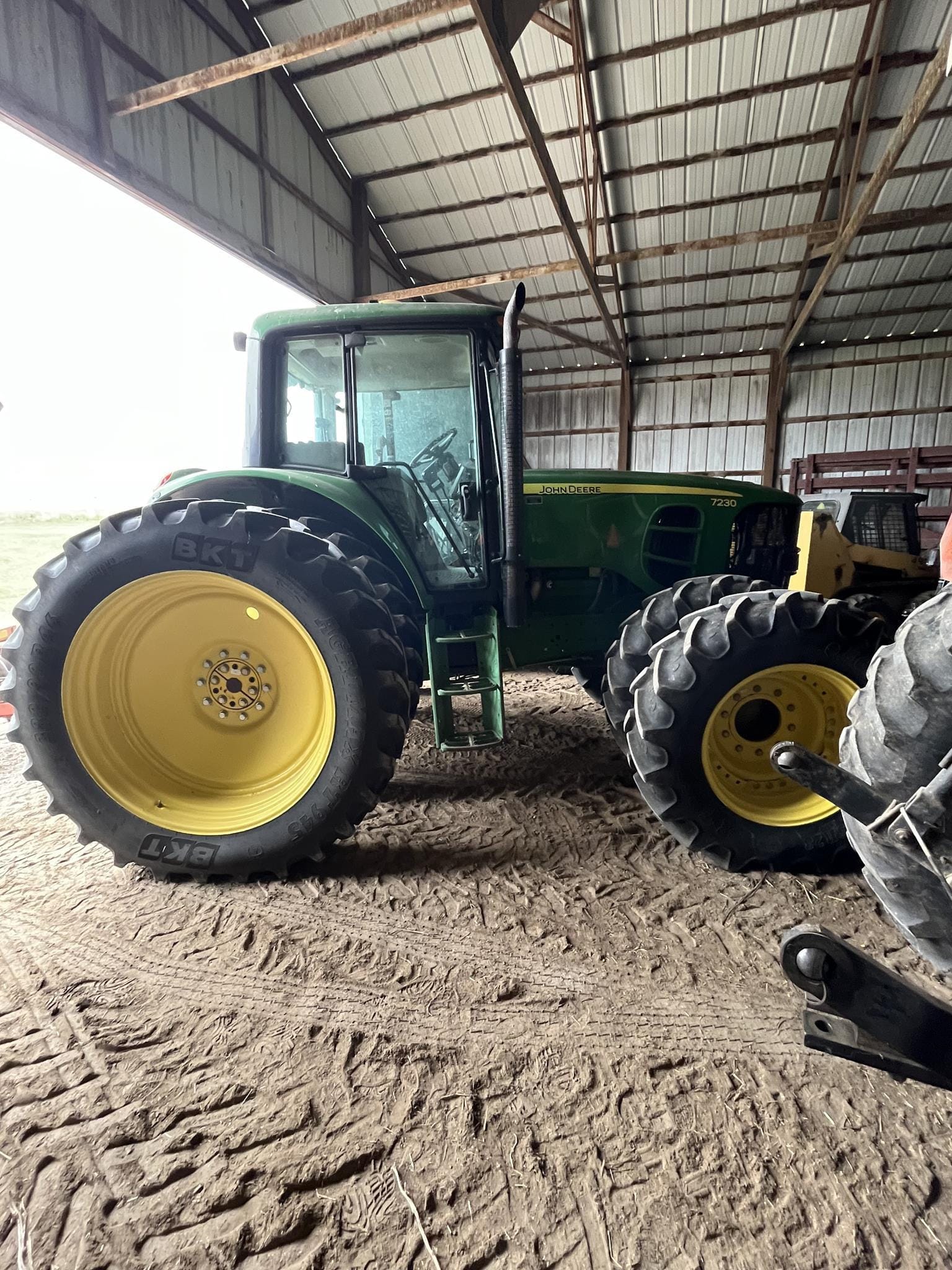 2010 John Deere 7230 Equipment Image0