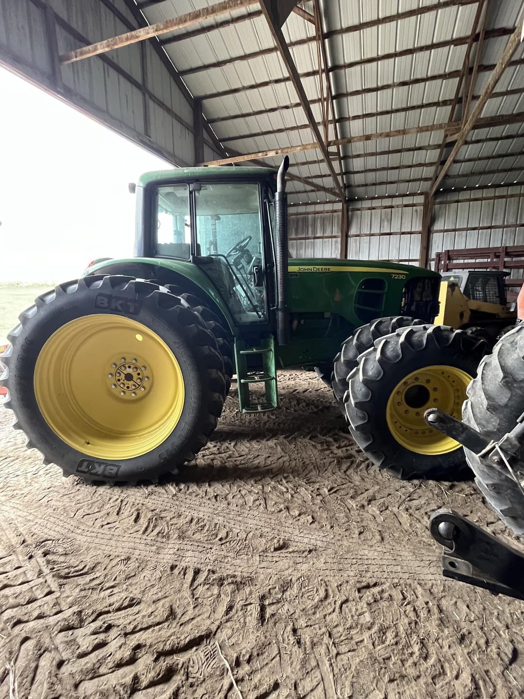 Image of John Deere 7230 Primary image