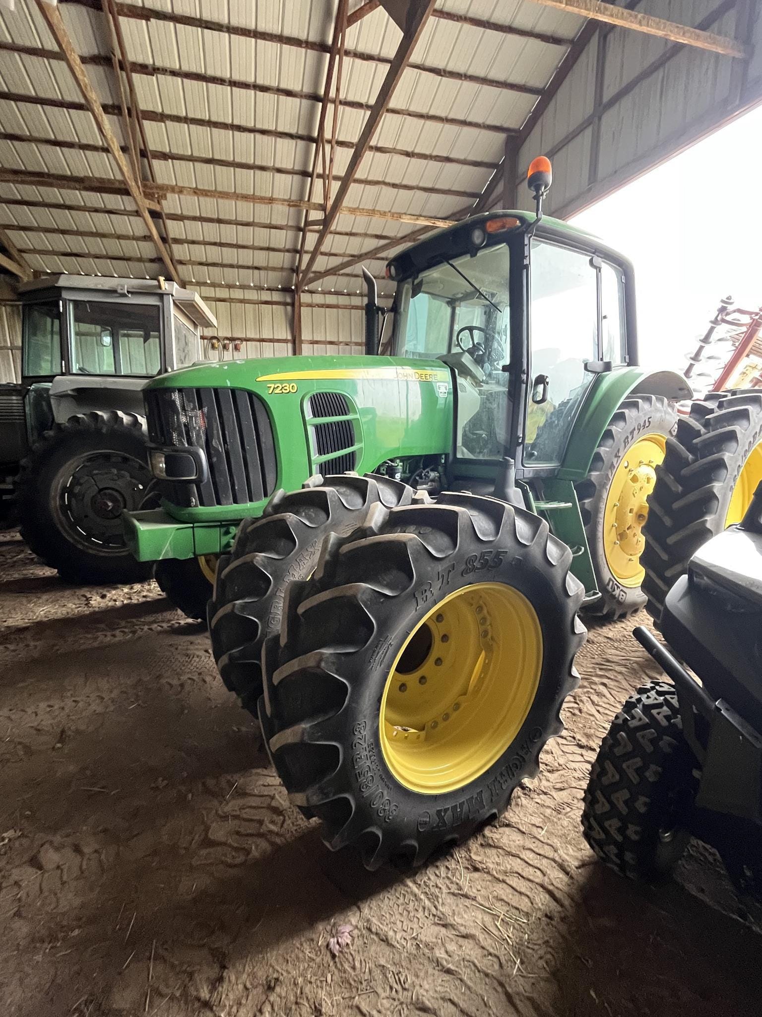 2010 John Deere 7230 Equipment Image0