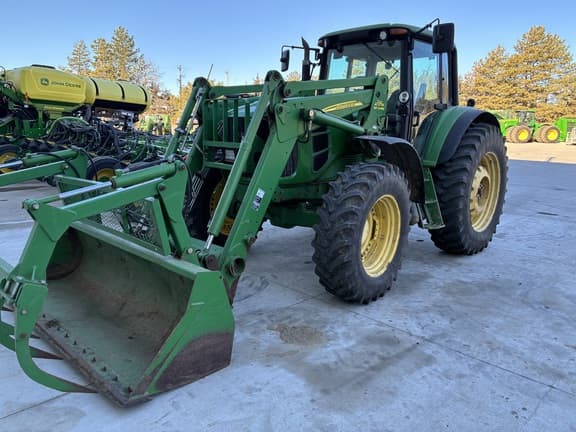 Image of John Deere 7330 equipment image 3