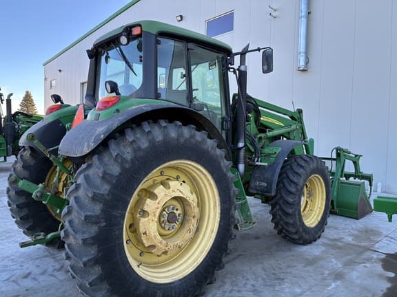 Image of John Deere 7330 equipment image 1