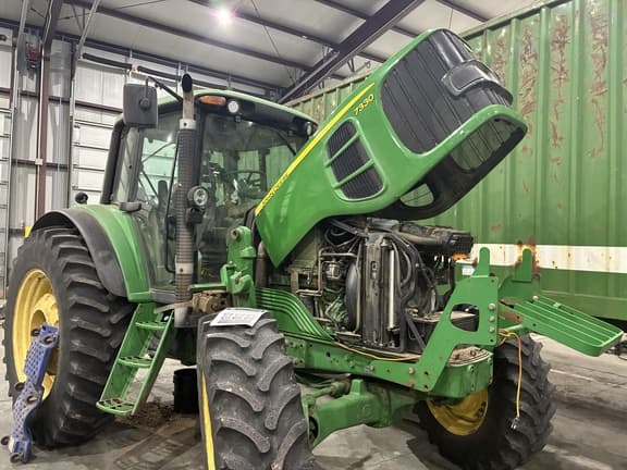 Image of John Deere 7330 equipment image 1