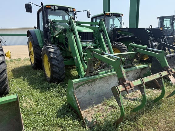 2010 John Deere 7330 Image