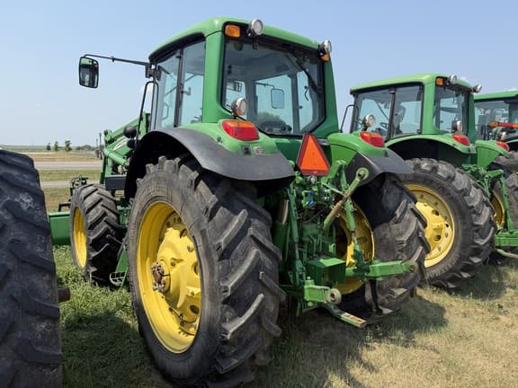 Image of John Deere 7330 equipment image 4