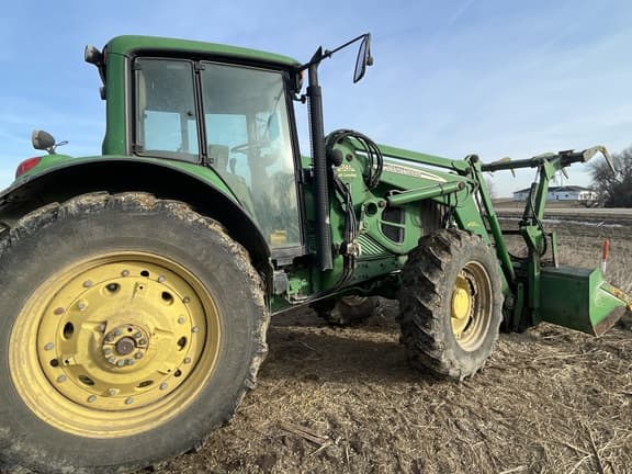 Image of John Deere 7330 equipment image 2