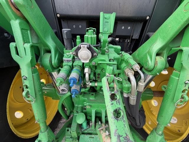 Image of John Deere 7330 equipment image 4