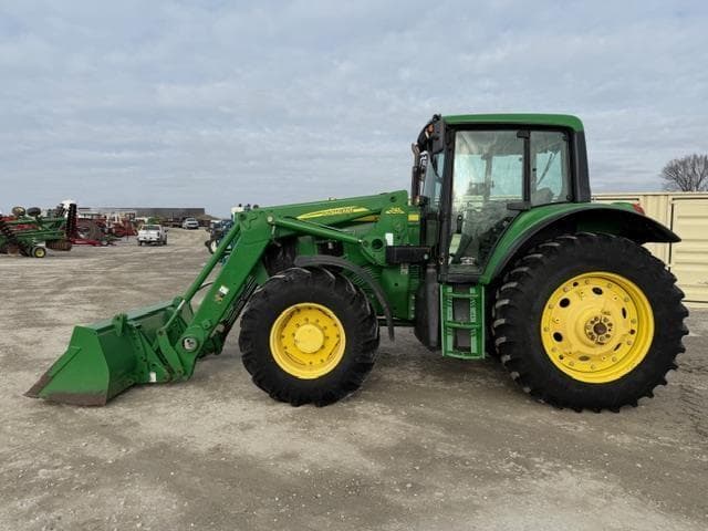 Image of John Deere 7330 equipment image 1