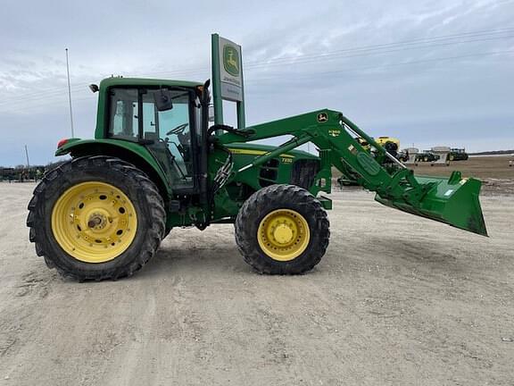 Image of John Deere 7330 equipment image 1