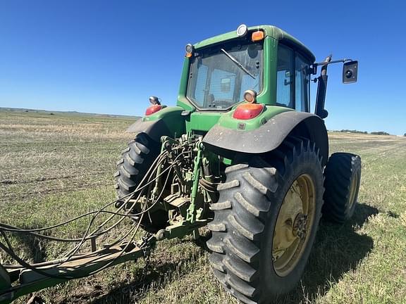 Image of John Deere 7330 equipment image 4