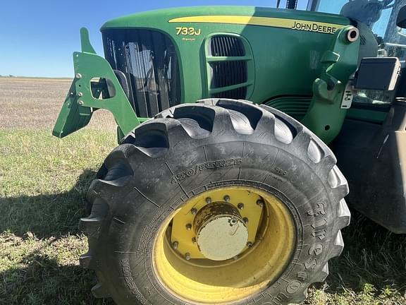 Image of John Deere 7330 equipment image 1