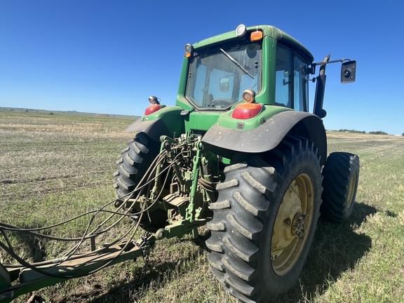 Image of John Deere 7330 equipment image 4