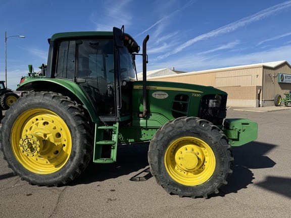 2010 John Deere 7330 Equipment Image0
