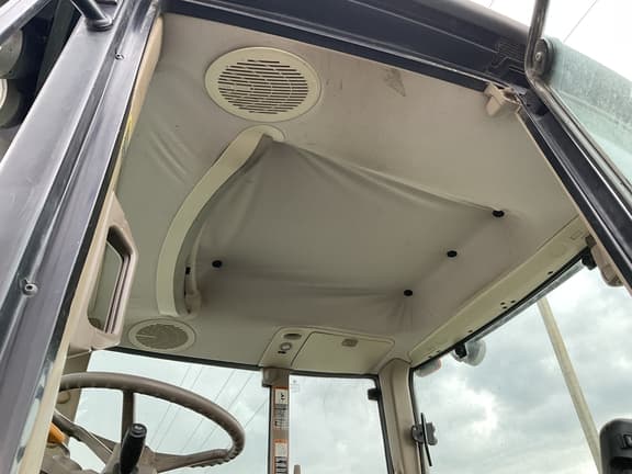 Image of John Deere 7330 equipment image 4