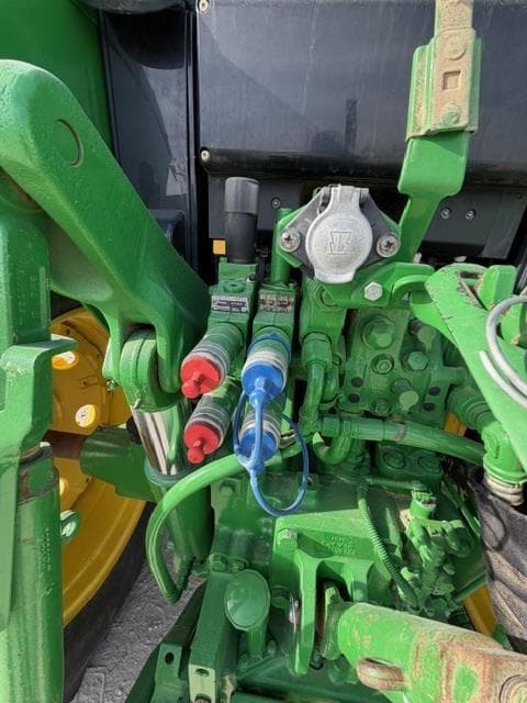 Image of John Deere 7330 equipment image 4