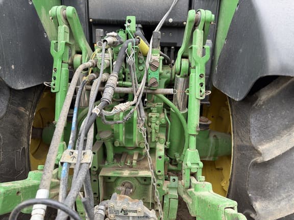 Image of John Deere 7330 equipment image 4