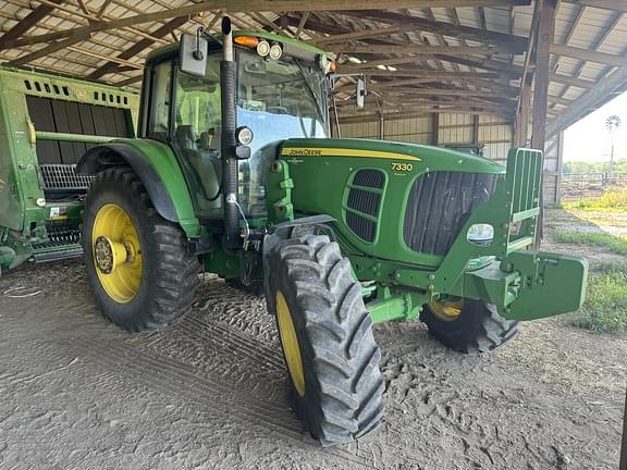Image of John Deere 7330 equipment image 1