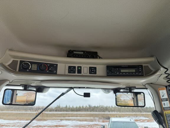 Image of John Deere 7330 equipment image 4